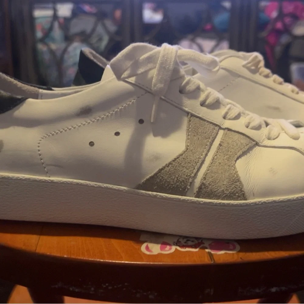 KOIO White and Gray Sneakers Minimalist Design - Picture 2 of 8